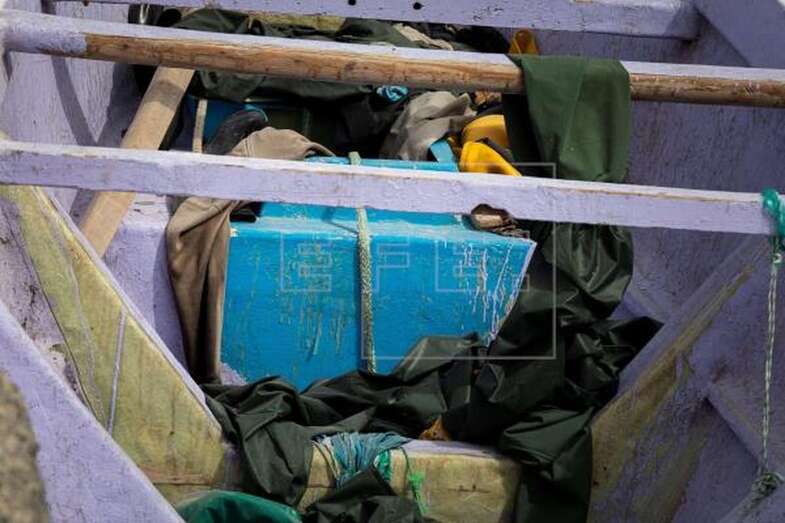 Imagen de archivo de una de las embarcaciones con inmigrantes remolcadas por Salvamento Marítimo hasta Arguineguín (Foto EFE / Quique Curbelo)